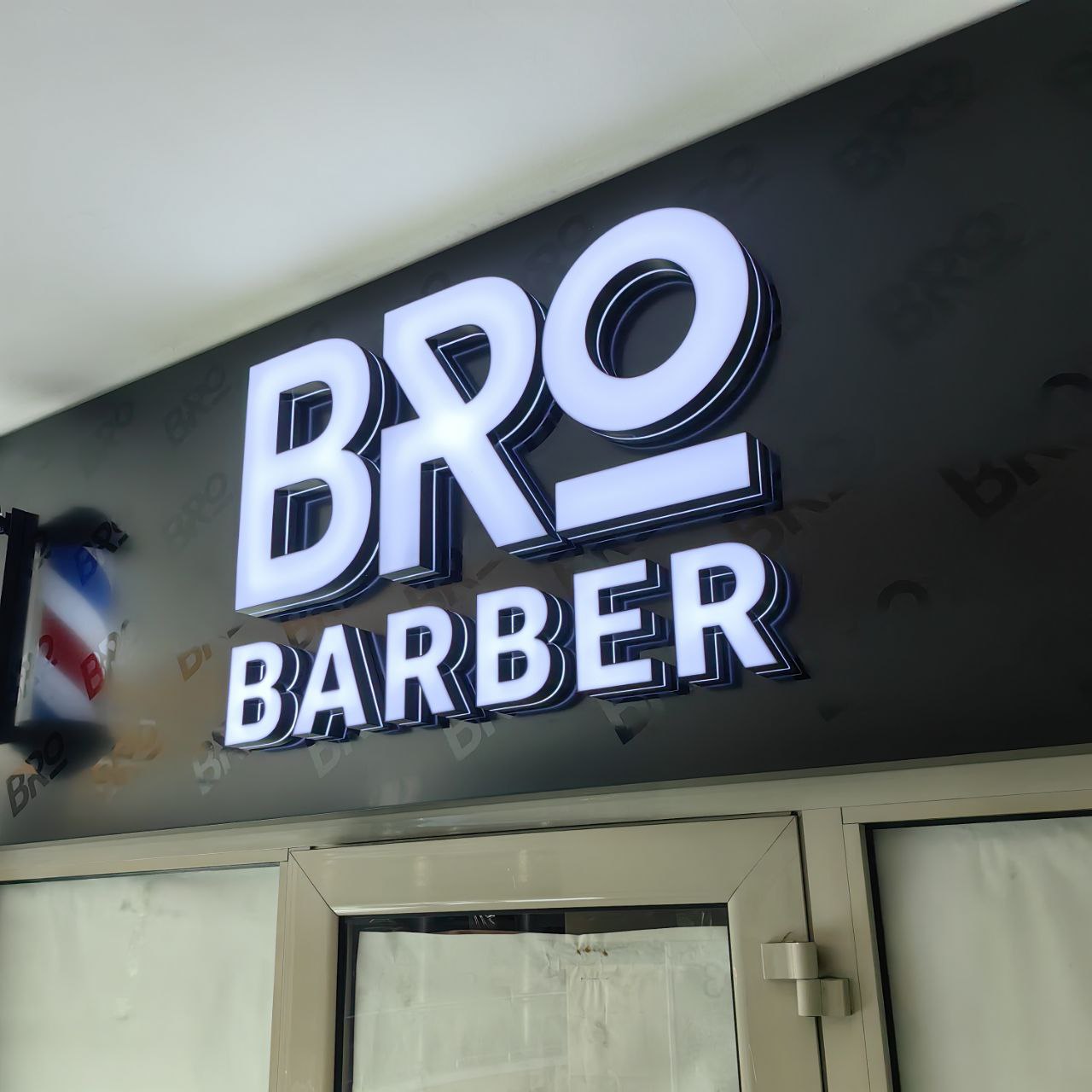 Cветодиодная вывеска BRO